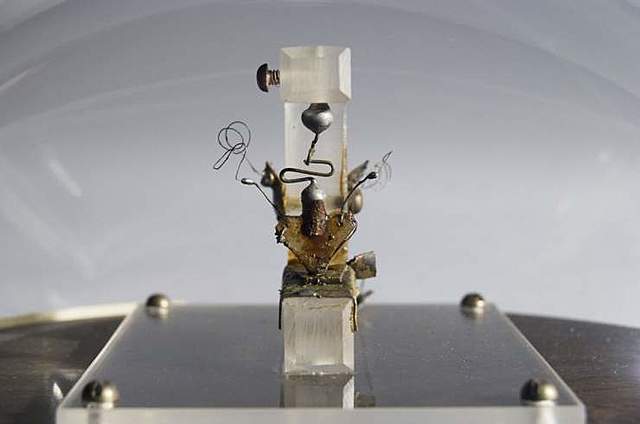 John Bardeen, William Shockley y Walter Brattain inventan el transistor, que en pocos años cambiaría por completo el panorama de las computadoras.