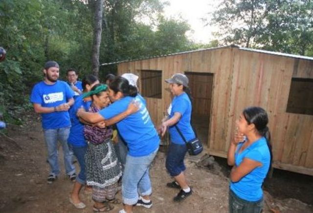 Un Techo Para Mi Pais "Vos no sabes lo lindo que es ir a ayudar a que una familia tenga casa"