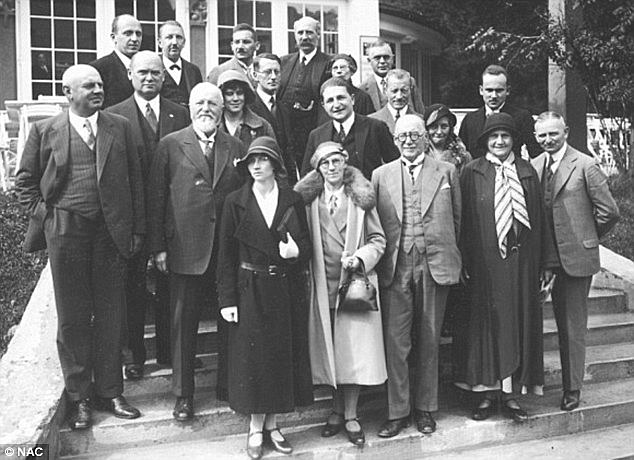 In the newly liberated Warsaw, everyone that lived in the zoo gets together for a reunion.