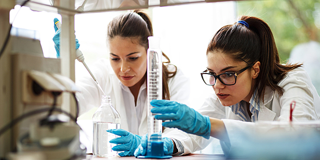 Inicio de las mujeres científicas en sociedad