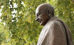 Mahatma Gandhi,  (2 de octubre de 1869 –30 de enero de 1948 en Nueva Delhi).