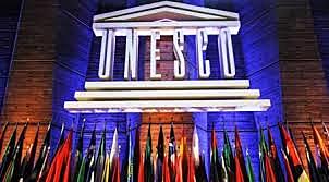 La UNESCO en 2002 habla por primer vez de los Recursos Educativos Digitales y aclara que son los que están bajo dominio público