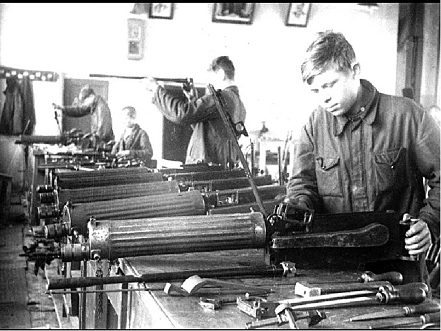 Замена всех подручных сталевара и подсобных рабочих учениками ремесленного училища