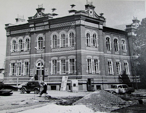 Образование Лысьвенского драматического театра