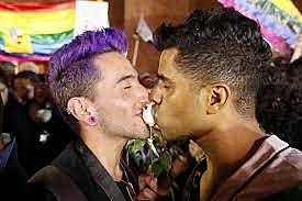 APRUEBAN DEMOSTRACIONES DE AFECTO EN PUBLICO