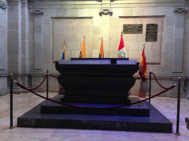 Se descubren en Quito los restos del general Antonio José de Sucre