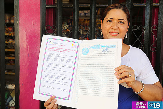 Entrega de títulos de propiedad.