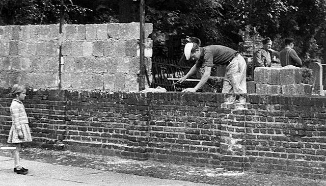 CONSTRUYEN MURO DE BERLIN