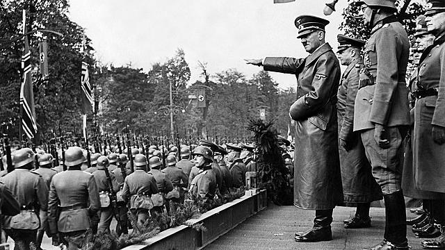 Tyskland angriper Polen, noe som utløser andre verdenskrig.