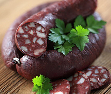 Dino isst Blutwurstbrot an dem Bus.