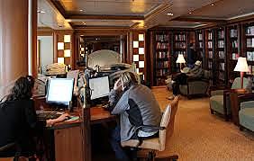 Dino checkte Email im der Inernetcafe.