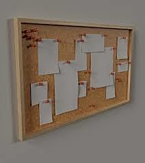 Dino kann nicht schlafen und findet ein Hilfesuchplakat für einen Hundesitter, der Italienisch spricht.