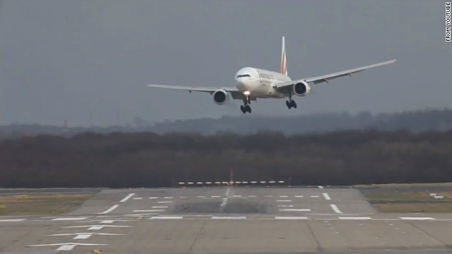 Dino kommt in Köln an