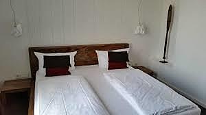 Besitzer und zeigte auf ein bett in der Ecke.