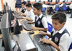 Se introducen las computadoras en las aulas de clase