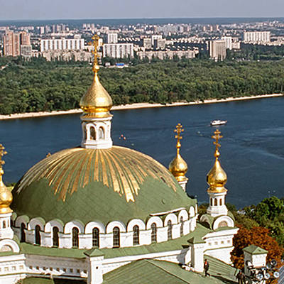 Timeline: Ultimos 20 años de Ucrania: Hoy en día el segundo país más grande del continente europeo, con sus más de 600.000 km². Dentro de sus extensas fronteras habitan 42 millones de personas, la mayoría de ellas hablantes del idioma ucraniano.