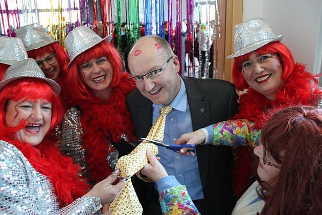 Sarah schnitt Dino und Benno's Krawatte.