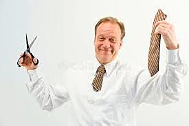 Sarah schneidet Dinos Krawatte.