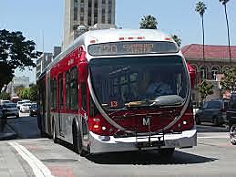 Im Bus habe ich neben einer alten Dame gegessen.