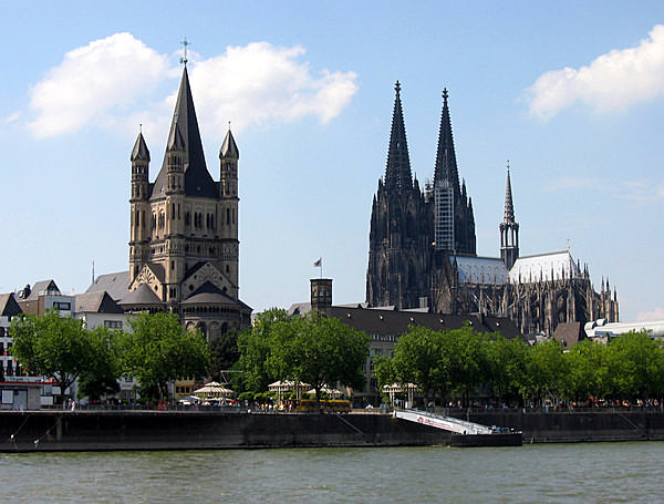 Wegen den vielen autos und den abgessen der dom ist schwurz.