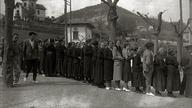 19	de	novembre	de	1933	– Eleccions	general	que	donaren	la	majoria	als	partits	de	centre (Partido	Radical	d’A.	Lerroux) i	dreta	(CEDA).