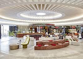 Ich setze mich in die Lobby des Hostels.