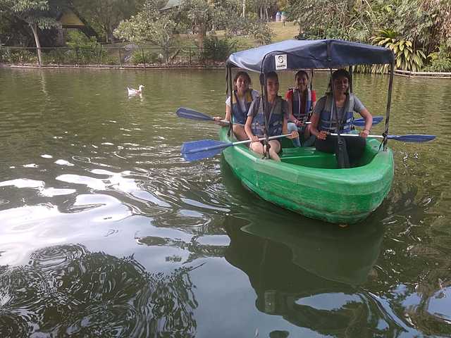 Al nivel de los peces: el bote.
