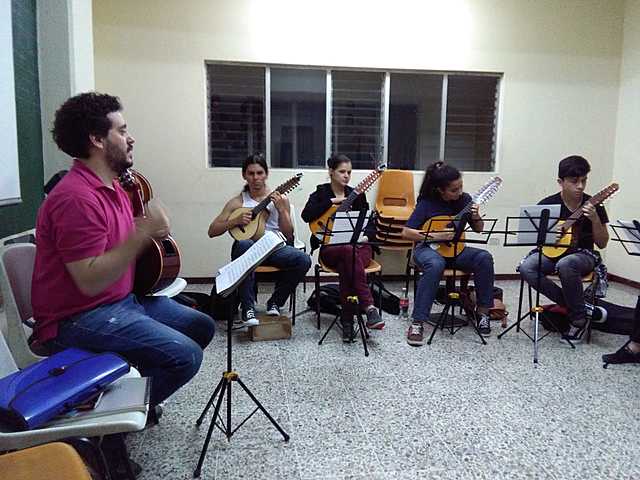 Coloreando la vida: la bandola.