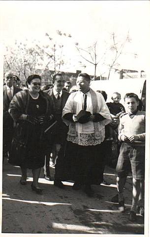 Sra. Antònia Martínez "La Milionària". Es va quedar d'hora vídua, per tant, va heretar la propietat d'una empresa de fogons a València.