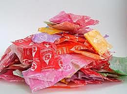 Der Boden war bedeckt mit Bonbonpapier.