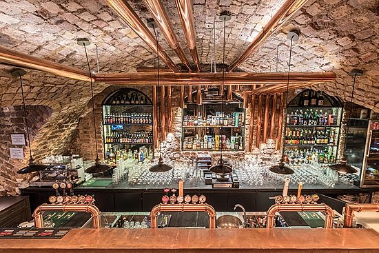 Dino, Pedro und Sara gehen trinken