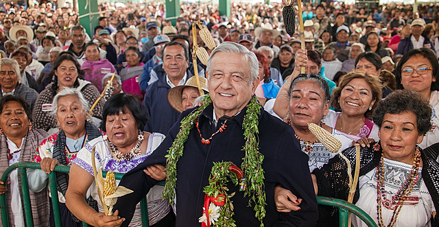 AMLO inauguro 26 caminos echos de concreto por la gente