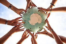 Nos hacemos felices Dándonos la Mano para comercializar como hermanos