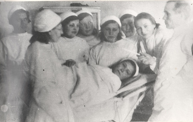 В газете «Искра» от 8.03.1942 года писали: «Учительницы города, осознавая важность овладения медицинскими знаниями,