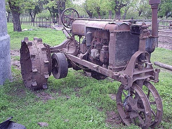 Se introduce el tractor tipo triciclo