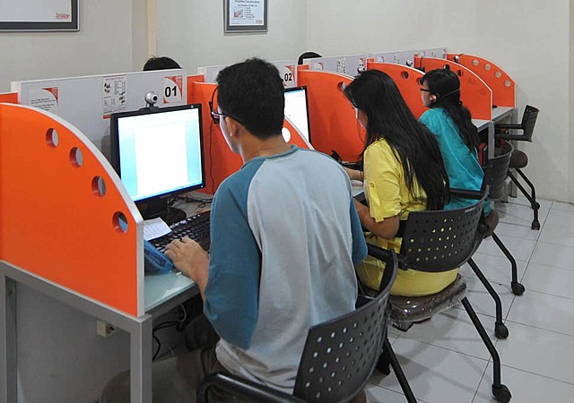 Dino checkte Email im der Inernetcafe