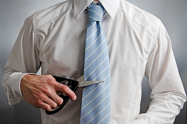 Sarah schneidet Dinos Krawatte