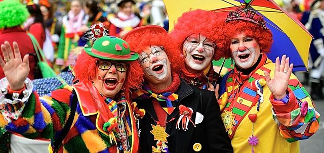 Dino, Pedro, Benno, und Sarah gehen zur parade