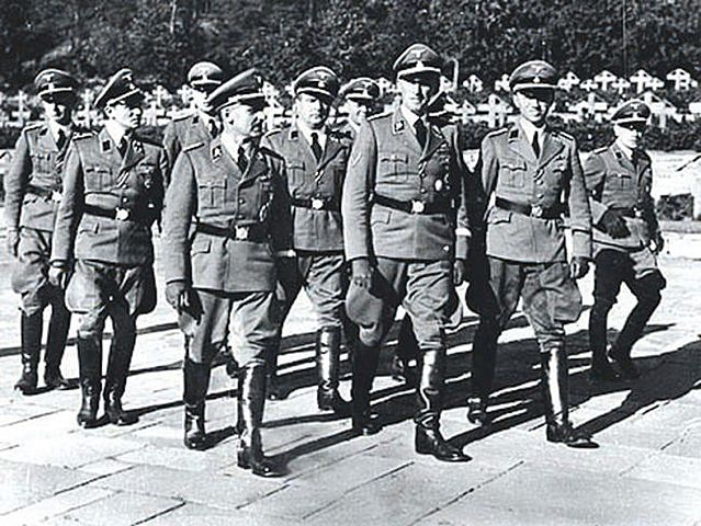 La Gestapo se coloca sobre la ley