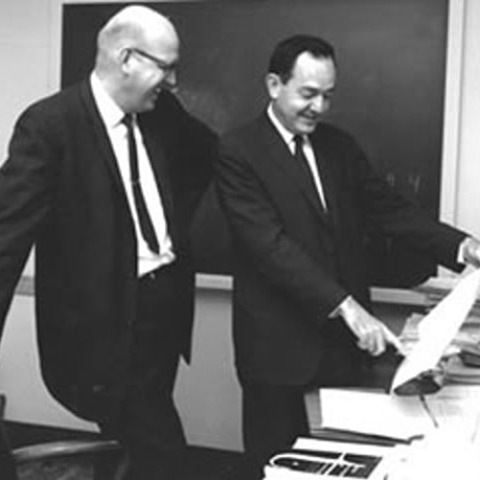 Martin Fischles y Oscar Firschein describen los atributos de un agente inteligente.