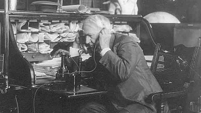 THOMAS COMENÇA A DESENVOLUPAR EL TELÈFON