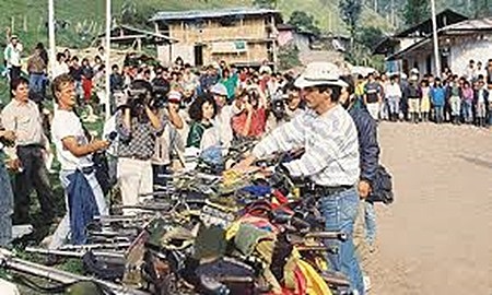 El M-19 llega a un acuerdo de paz y la desmovilización.