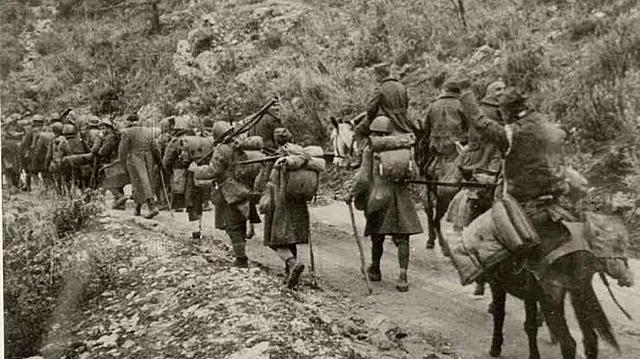 Italia invade Grecia