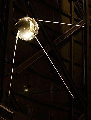 Se lanza el primer satélite.