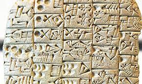 Aparece en Sumeria la escritura cuneiforme y en Egipto la jeroglífica.