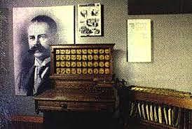 Hermann Hollerith utiliza una perforadora mecánica como forma de representar letras y dígitos mediante tarjetas de papel. Más adelante, en el año 1924, sería el fundador de IBM.