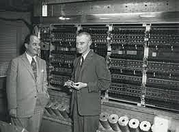 John Von Neumann crea la EDVAC. Tuvo la idea de poner las instrucciones en la misma memoria que los datos. Las escribía en código binario. A esto se le conoce como Arquitectura Von Neumman.