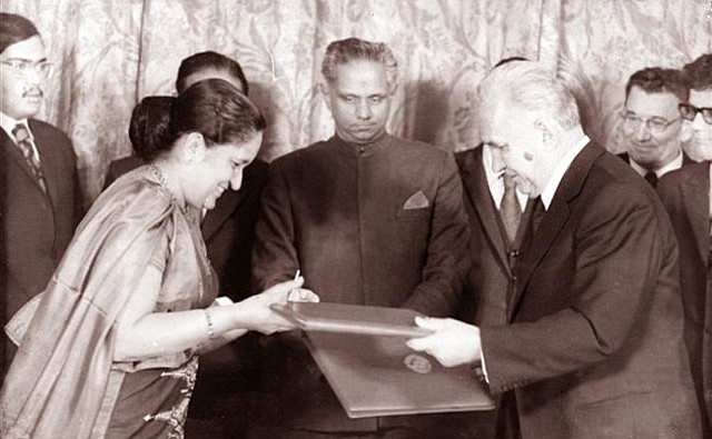 Sirimavo Bandaranaike estatu bat zuzentzen duen lehen emakumea bihurtu zen