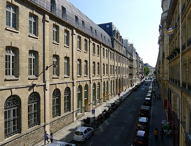 Inicia la seva formació musical