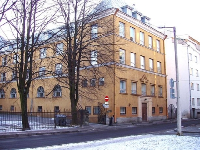 гимназия арендует часть помещений у Еврейского общества